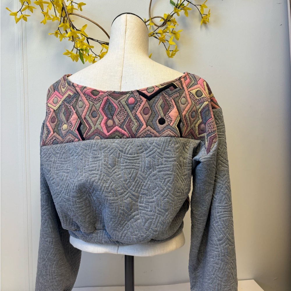 Geometric Patterned Sweater with Gray Sleeves - image 3